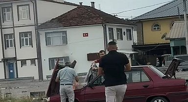 Dumanların yükseldiği otomobile duyarlı sürücü müdahale etti
