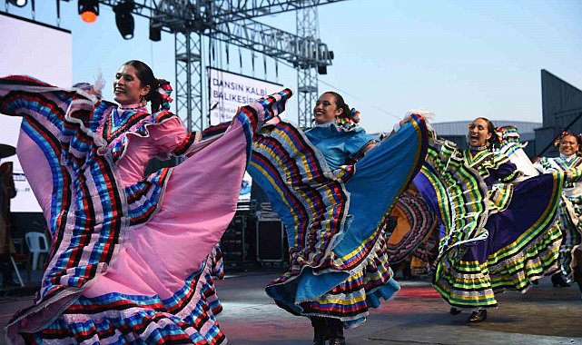 Dünya dansları Balıkesir sahnelendi