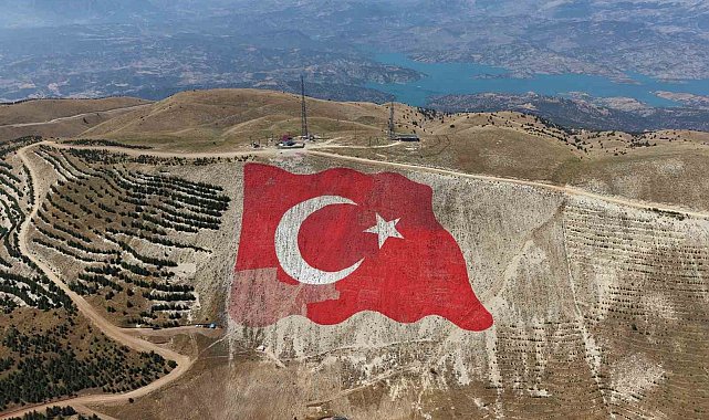 Dünyanın en büyük Türk bayrağı yeniden eski görkemine kavuştu