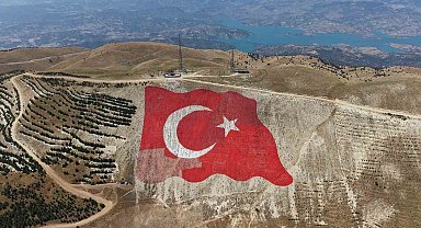 Dünyanın en büyük Türk bayrağı yeniden eski görkemine kavuştu