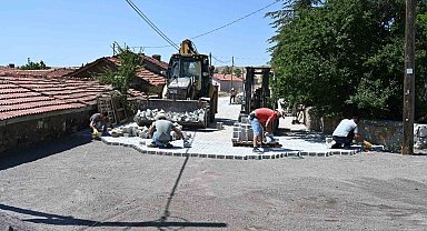 Dutluca Mahallesi'nde kilit taş yol çalışması devam ediyor