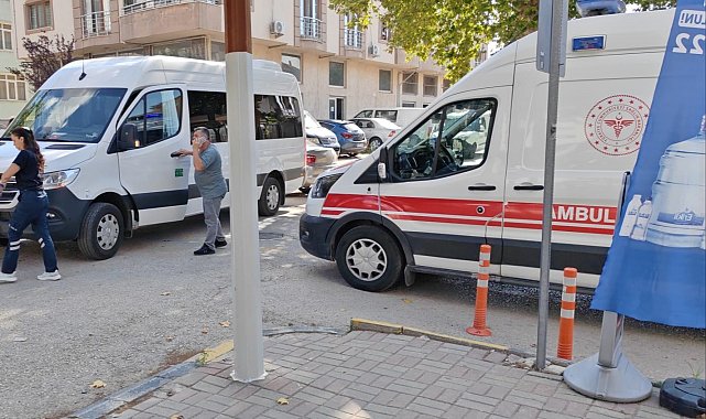 Edirne'de minibüsle çarpışan motosikletli yaralandı: Kaza anı kamerada