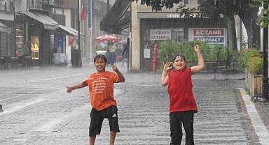 Edirne'de sağanak sürprizi: Büyükler kaçtı, çocuklar dans etti