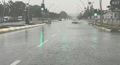 Edirne'de sağanak yağış yolları göle çevirdi