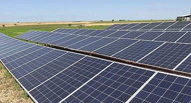 Edirne'de üreticiler tarlasını dronla ilaçlıyor, güneş enerjisiyle suluyor