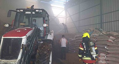 Edremit'teki yangında 2 bin saman ve yonca balyası zarar gördü
