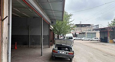 El freni çekilmeyen traktör metrelerce ilerledi, yoldan geçen sürücü durdurdu