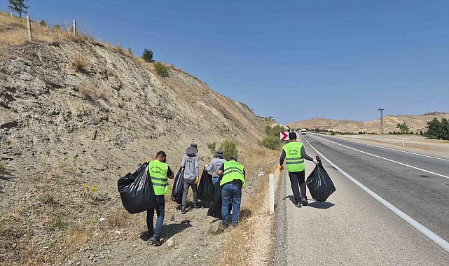 Elazığ'da 4 ton çöp toplandı