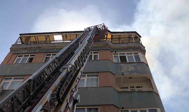 Elazığ'da 5 katlı binanın çatısında yangın: 1 kişi dumandan etkilendi