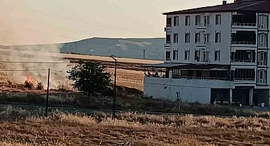 Elazığ'da buğday tarlasında yangın
