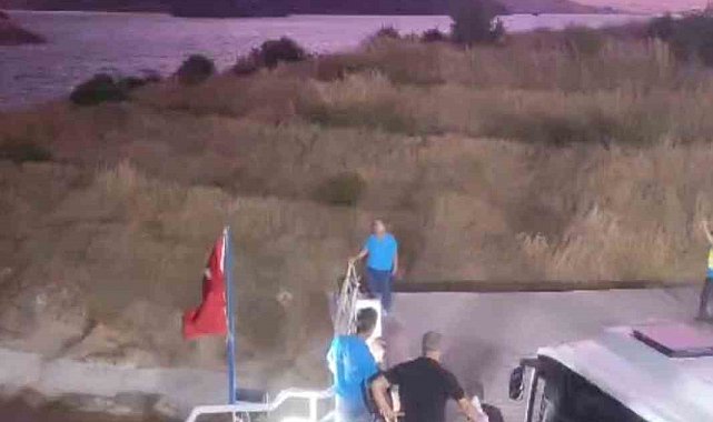 Elazığ'da fırtına etkili oldu: Feribot iskeleye yanaşamadı