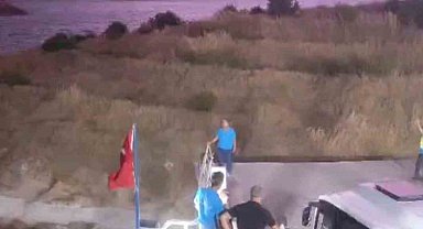 Elazığ'da fırtına etkili oldu: Feribot iskeleye yanaşamadı