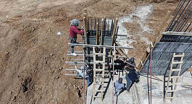 Elazığ'da inşaat işçilerinin sıcak havalarda ekmek mücadelesi