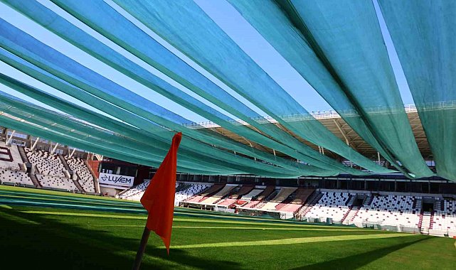Elazığ'da kavurucu sıcaklarda statlardaki çimlere fanlı ve perdeli koruma