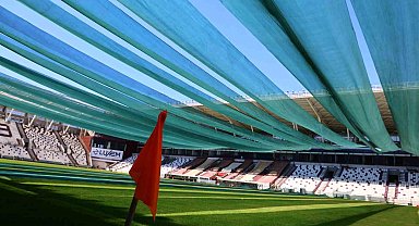 Elazığ'da kavurucu sıcaklarda statlardaki çimlere fanlı ve perdeli koruma
