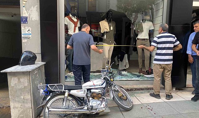 Elazığ'da otomobille çarpışan motosiklet mağazaya girdi: 1 yaralı