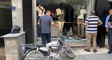 Elazığ'da otomobille çarpışan motosiklet mağazaya girdi: 1 yaralı