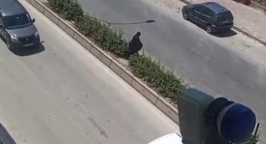 Elinde bastonuyla refüje çıkarak yolun karşısına geçmeye çalışan yaşlı kadın adeta ölümle dans etti