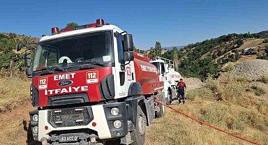 Emet'te ahır ve samanlık yangını: 2 büyükbaş hayvan telef oldu, 400 balya saman yandı