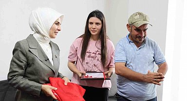 Engelli kardeşlerine ömrünü adayan Çilem'e ev tapusu teslim edildi