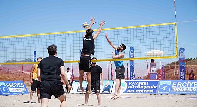Erciyes'te 2 bin 200 metrede plaj voleybolu heyecanı yaşandı