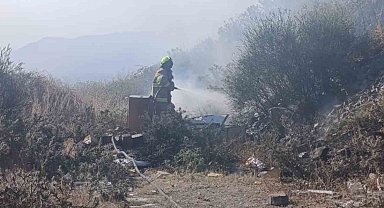 Erdek'te mezarlık girişindeki ot yangını büyümeden söndürüldü