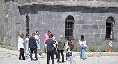 Ermenistanlı gazeteciler Kars'ı Keşfetti: Türkiye-Ermenistan medya değişim programı kapsamında tarih ve kültür turu