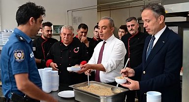 Erol personele aşure dağıttı