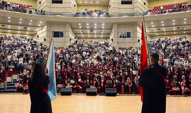 ERÜ Eğitim Fakültesi yeni mezunlarını verdi