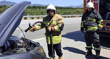 Erzin'de otomobilin motorundan alevler yükseldi