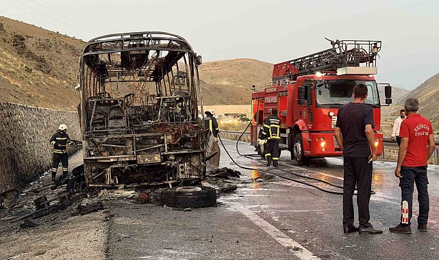 Erzincan-Sivas yolunda yolcu otobüsü alevlere teslim oldu