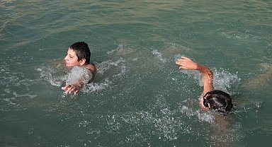 Erzincan'da çocuklar dere üzerinde oluşturdukları doğal havuzda serinliyor