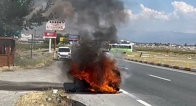 Erzincan'da otomobil küle döndü! Sürücünün sigaralı müdahalesi dikkat çekti