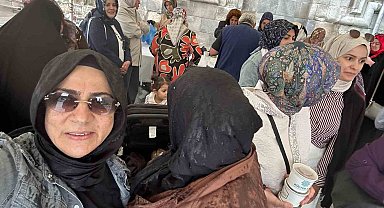 Erzurum Kent Konseyi Kadın Meclisi'nden Çifte Minareli Medrese önünde aşure ikramı