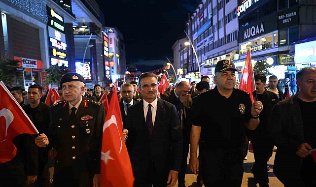 Erzurum'da 107. yıllık coşku fener alayı ile renklendi