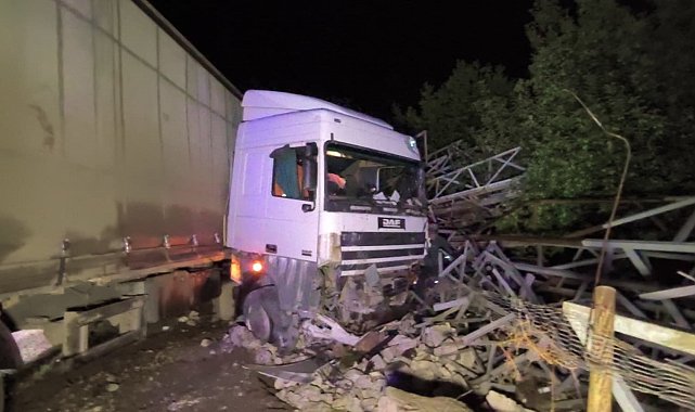 Erzurum'da tır refüjü aşıp direk deposuna daldı