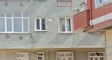 Esenler'de 3'üncü katın evin penceresinde yürüyen bebek yürekleri ağza getirdi