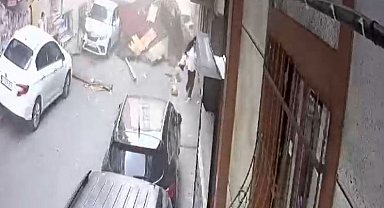 Esenler'de fırtınada çatı sokağa uçtu: Çocuklar çatının altında kalmaktan son anda kurtuldu