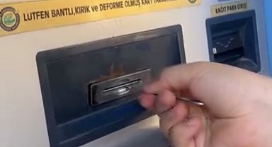 Eskişehir Büyükşehir Belediyesi'ne ait otomattan kartını ancak cımbızla alabildi