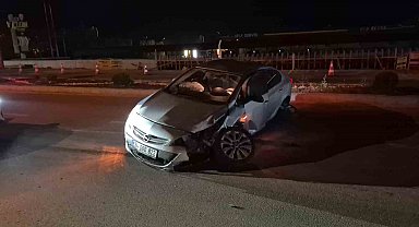 Eskişehir'de alkollü sürücünün kullandığı otomobil orta refüjdeki tabelayı devirdi