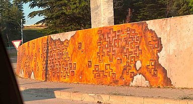 Eskişehir'de bir parkın duvarlarındaki haç figürlerine tepki