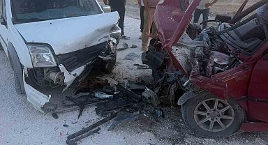 Eskişehir'de iki araç kafa kafaya çarpıştı: 1'i ağır 3 yaralı