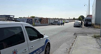 Eskişehir'de iki sokağın kesişiminde otomobil ile kamyonet çarpıştı