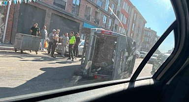 Eskişehir'de kaza yapan hafif ticari araç yan yattı: 3 yaralı