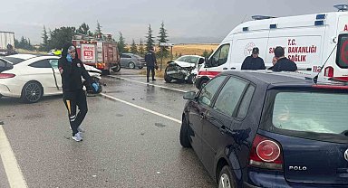 Eskişehir'de yağmur sonrası 3 aracın karıştığı trafik kazası, 2'si ağır 6 yaralı