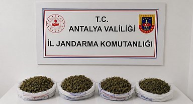Evde yapılan aramada 1 kilo 979 gram kubar esrar ele geçirildi