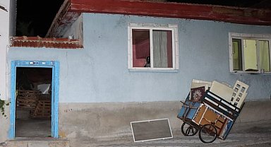 Evinden kötü kokular gelen adamın annesinden 5 gün sonra öldüğü belirlendi