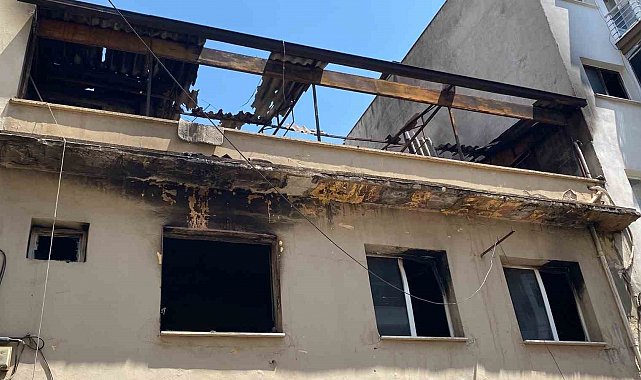 Evini ateşe verdi, alevler geceyi aydınlattı