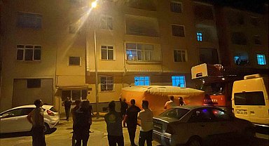 Evinin balkonundan atlamak isteyen şahsı, polisler ikna etti