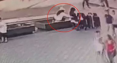 Fatih'te kadın hırsız bankta oturan vatandaşın çantasını böyle çaldı